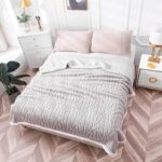 Pătură Pufoasă cu Blăniță 200x220 cm – Călduroasă și Confortabilă pentru Sezonul Rece