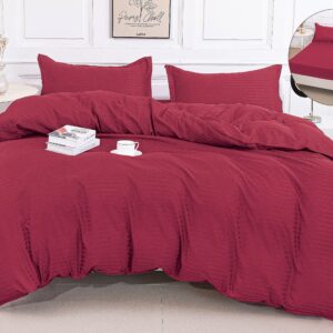 Lenjerie de pat dublu cu elastic 180x200 cm, realizată din microfibră premium cu țesătură tip damasc. Set 4 piese, confortabil, elegant și rezistent la utilizare zilnică. - Burgundia