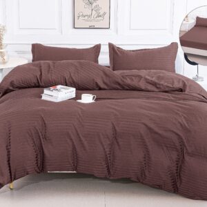 Lenjerie de pat dublu cu elastic 180x200 cm, realizată din microfibră premium cu țesătură tip damasc. Set 4 piese, confortabil, elegant și rezistent la utilizare zilnică. - Maro